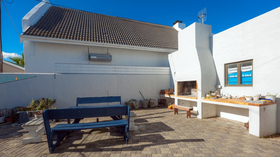 To Let 4 Bedroom Property for Rent in Struisbaai Western Cape